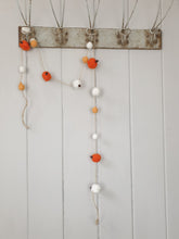Load image into Gallery viewer, Woollen Pumpkin Garland